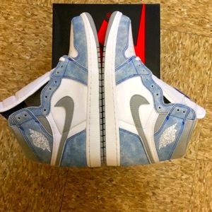 Air Jordan 1 hyper Royal